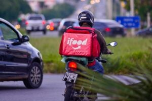 Em disputa com iFood, Rappi promete pagar R$ 10 por corrida para motociclistas