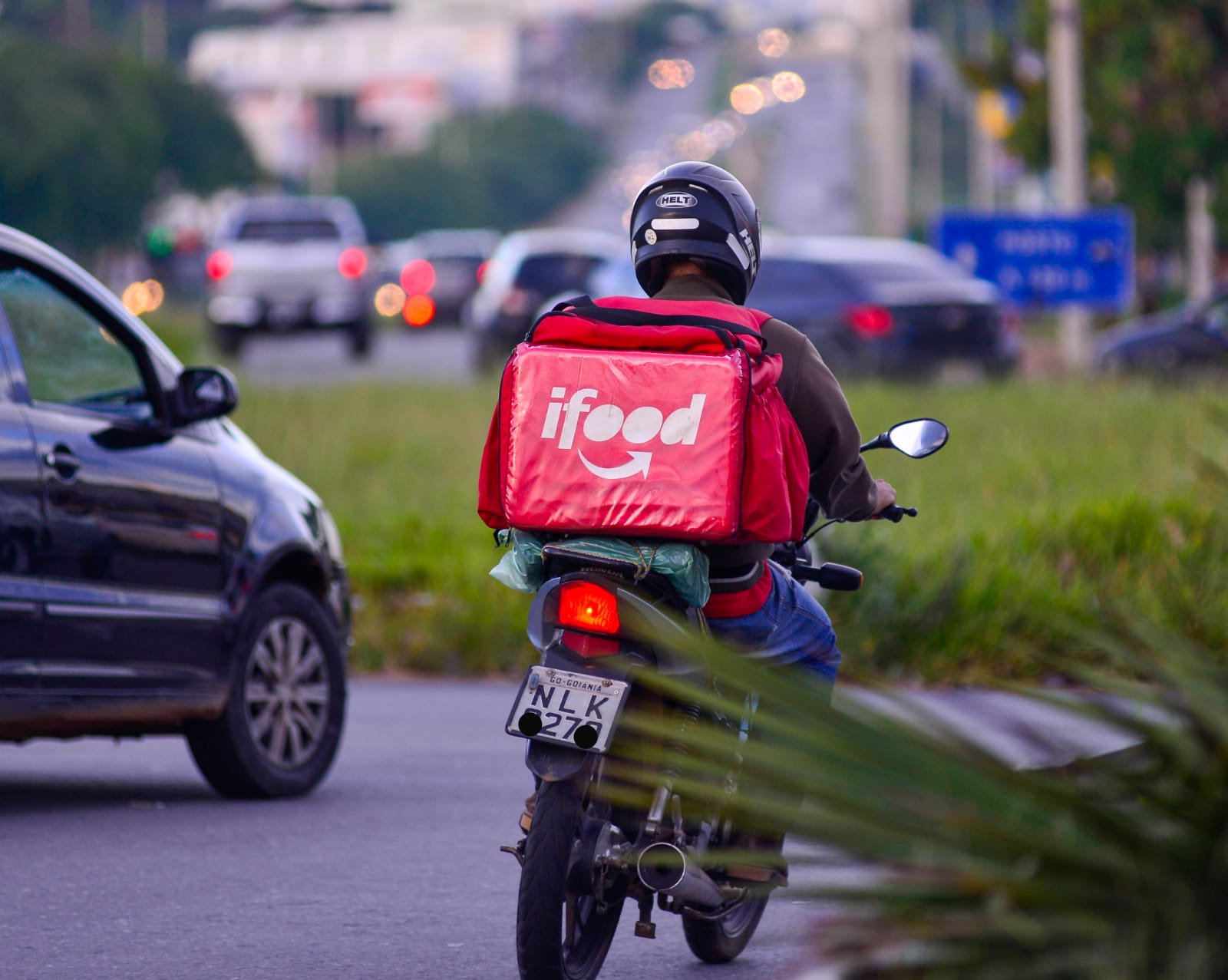Em disputa com iFood, Rappi promete pagar R$ 10 por corrida para motociclistas
