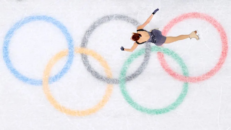 Patinadora durante prova nas Olímpiadas de Inverno na China
