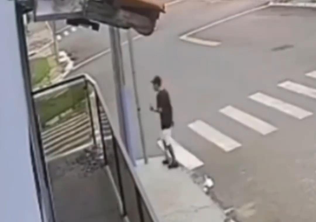 Câmeras de segurança flagraram o momento em que um homem atira uma pedra e quebra a vidraça de uma sorveteria em Mineiros. (Foto: reprodução)