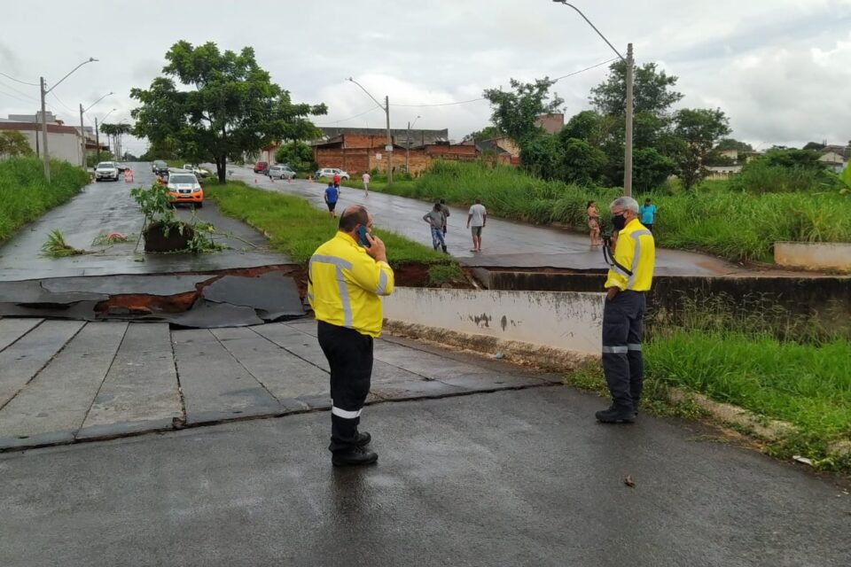 Chuva faz ponte ceder no residencial Vale do Araguaia, em Goiânia (Foto: Leitor do Mais Goiãs)