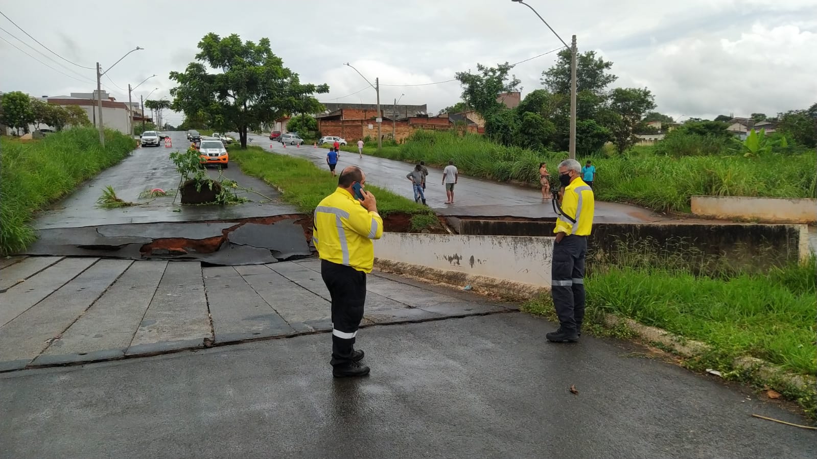 Chuva faz ponte ceder no residencial Vale do Araguaia, em Goiânia (Foto: Leitor do Mais Goiãs)
