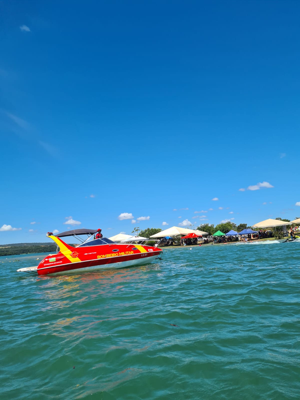 Corpo de Bombeiros têm ido todos os dias ao lago em busca de evitar situações trágicas como essa. (Foto: Reprodução/BM)