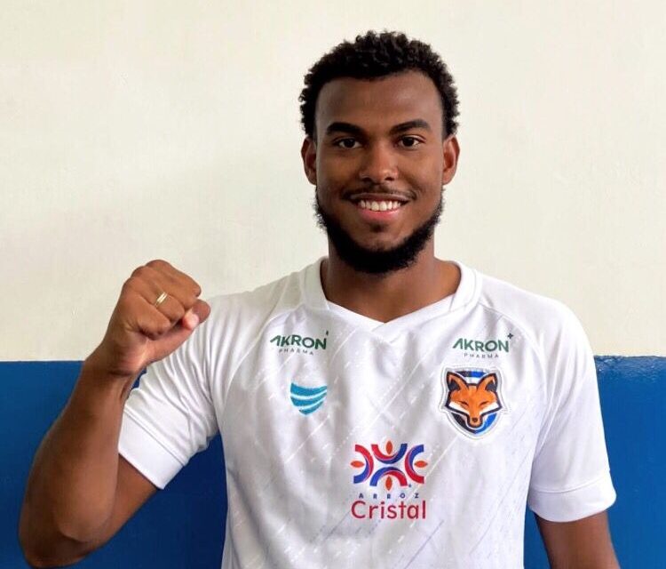 Atacante Gilmar, no Grêmio Anápolis