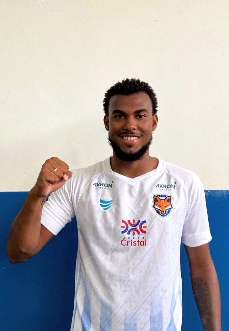 Atacante Gilmar, no Grêmio Anápolis