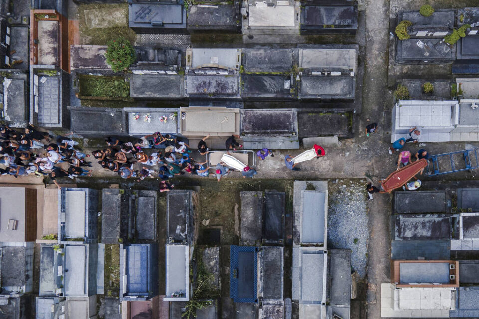 Prefeitura descartou enterro coletivo, para respeitar familiares Cemitério de Petrópolis mãe e crianças são enterradas juntas