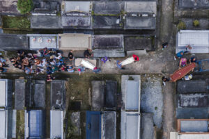 Prefeitura descartou enterro coletivo, para respeitar familiares Cemitério de Petrópolis mãe e crianças são enterradas juntas