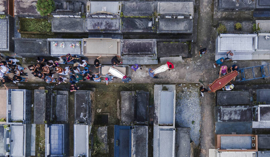 Prefeitura descartou enterro coletivo, para respeitar familiares Cemitério de Petrópolis mãe e crianças são enterradas juntas