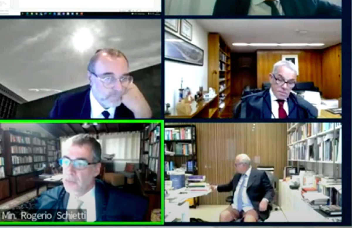 Alberto Zacharias Toron é filmado sem calça em sessão remota do STJ