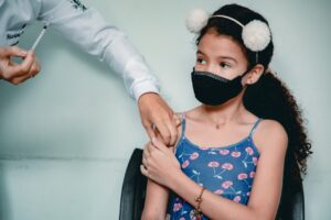 Goiás distribuiu 420 mil vacinas para crianças, mas só 213 mil se vacinaram