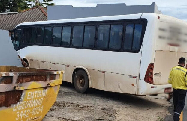 Ônibus perde freio e atinge portão de residência em Catalão