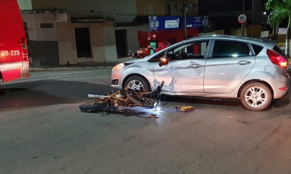 Adolescente fratura mandíbula após colidir contra carro em Catalão