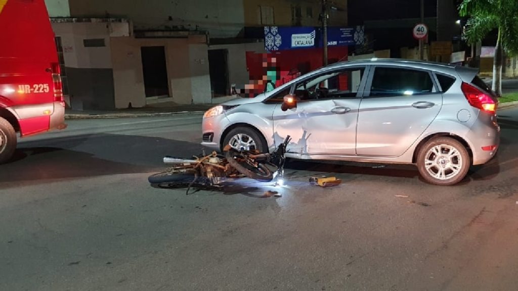 Adolescente fratura mandíbula após colidir contra carro em Catalão