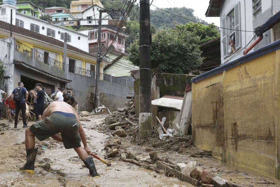 Mortes em Petrópolis sobem para 110; ao menos 130 estão desaparecidos