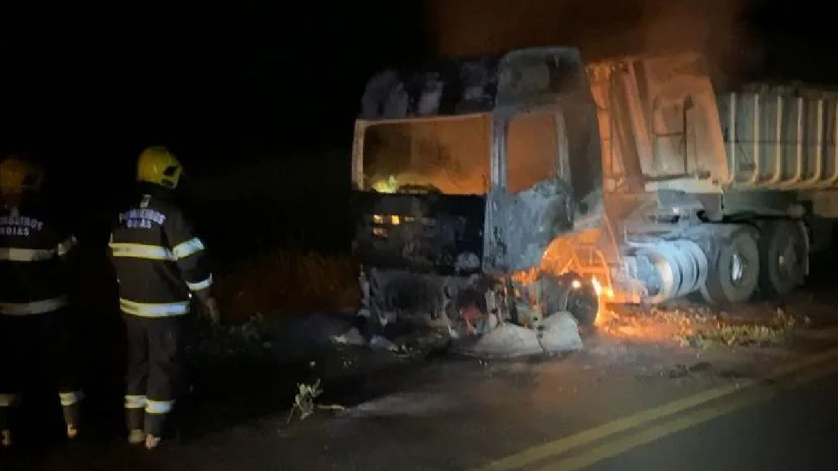 Carreta com 30 toneladas de soja pega fogo na BR-414