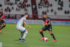 Arthur Henrique sendo marcado contra Goiatuba