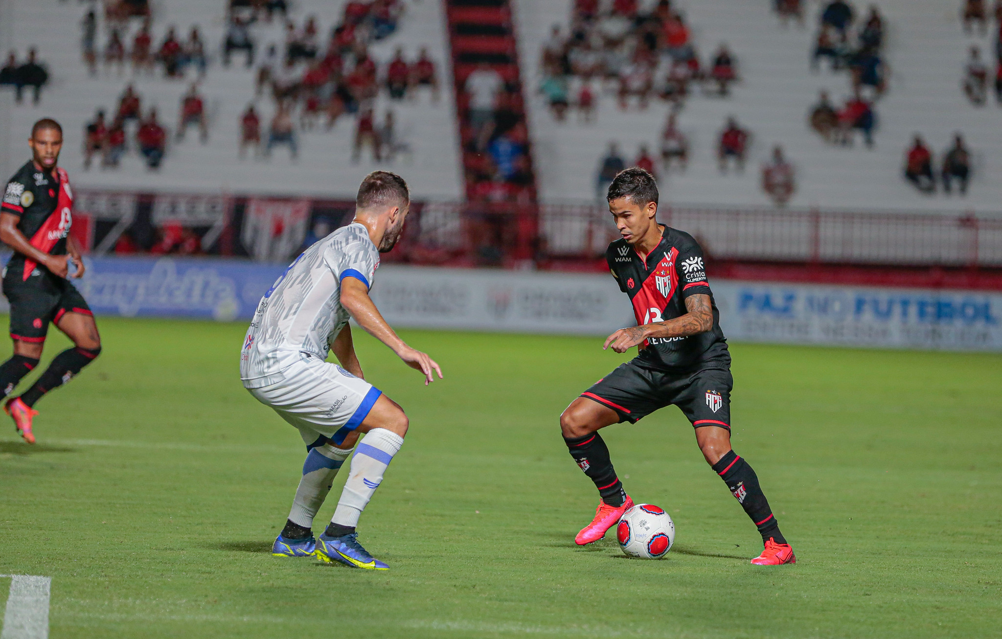 Arthur Henrique sendo marcado contra Goiatuba