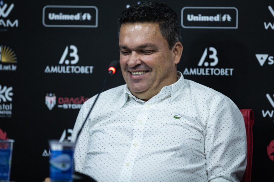 Adson Batista rindo em coletiva