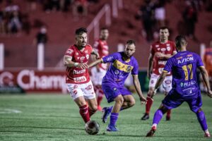 Arthur Rezende sendo marcado contra o Iporá