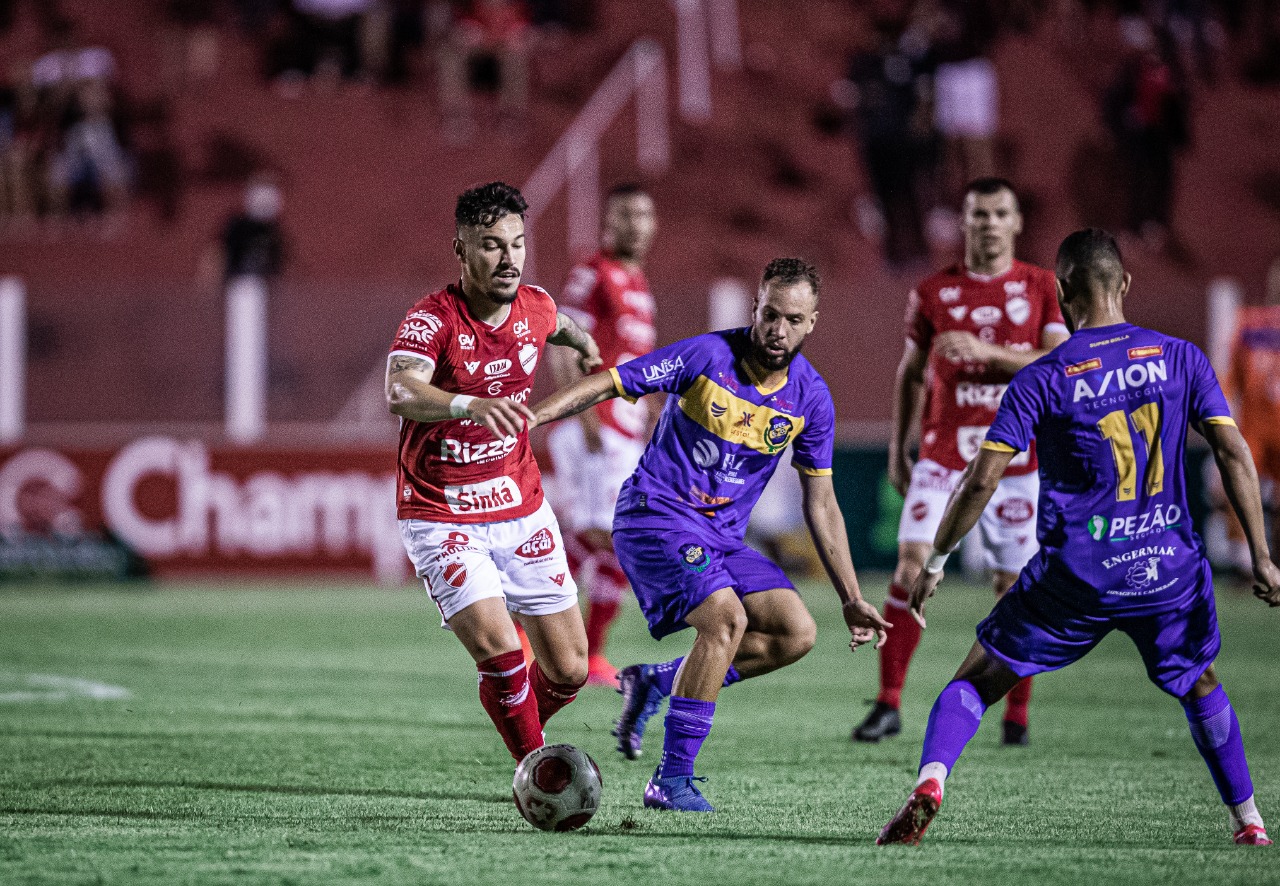 Arthur Rezende sendo marcado contra o Iporá