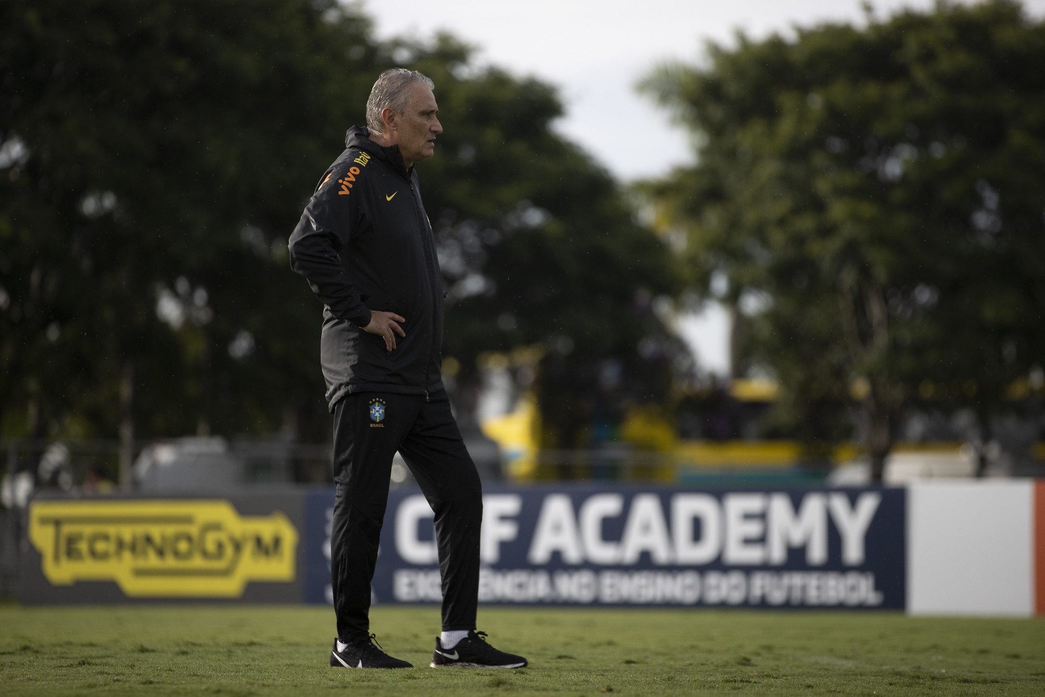 Tite durante treinamento da Seleção Brasileira