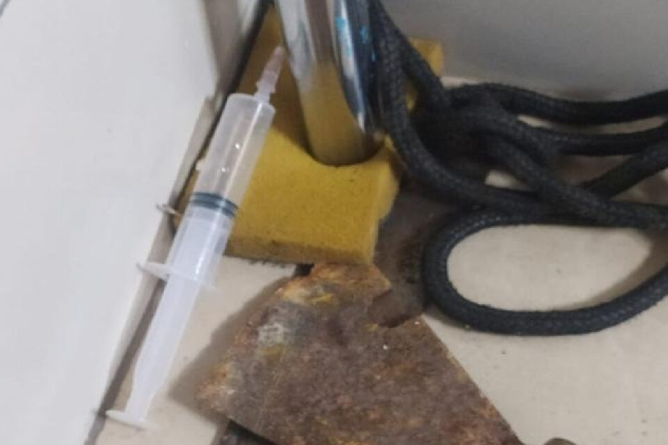 Um homem está preso suspeito de tentar matar a namorada com uma 'injeção de ar', em Leopoldo de Bulhões. Segundo a Polícia Militar (PM), o sujeito ainda manteve a vítima em cárcere privado por mais de 24 horas, em meio à agressões e ameaças.