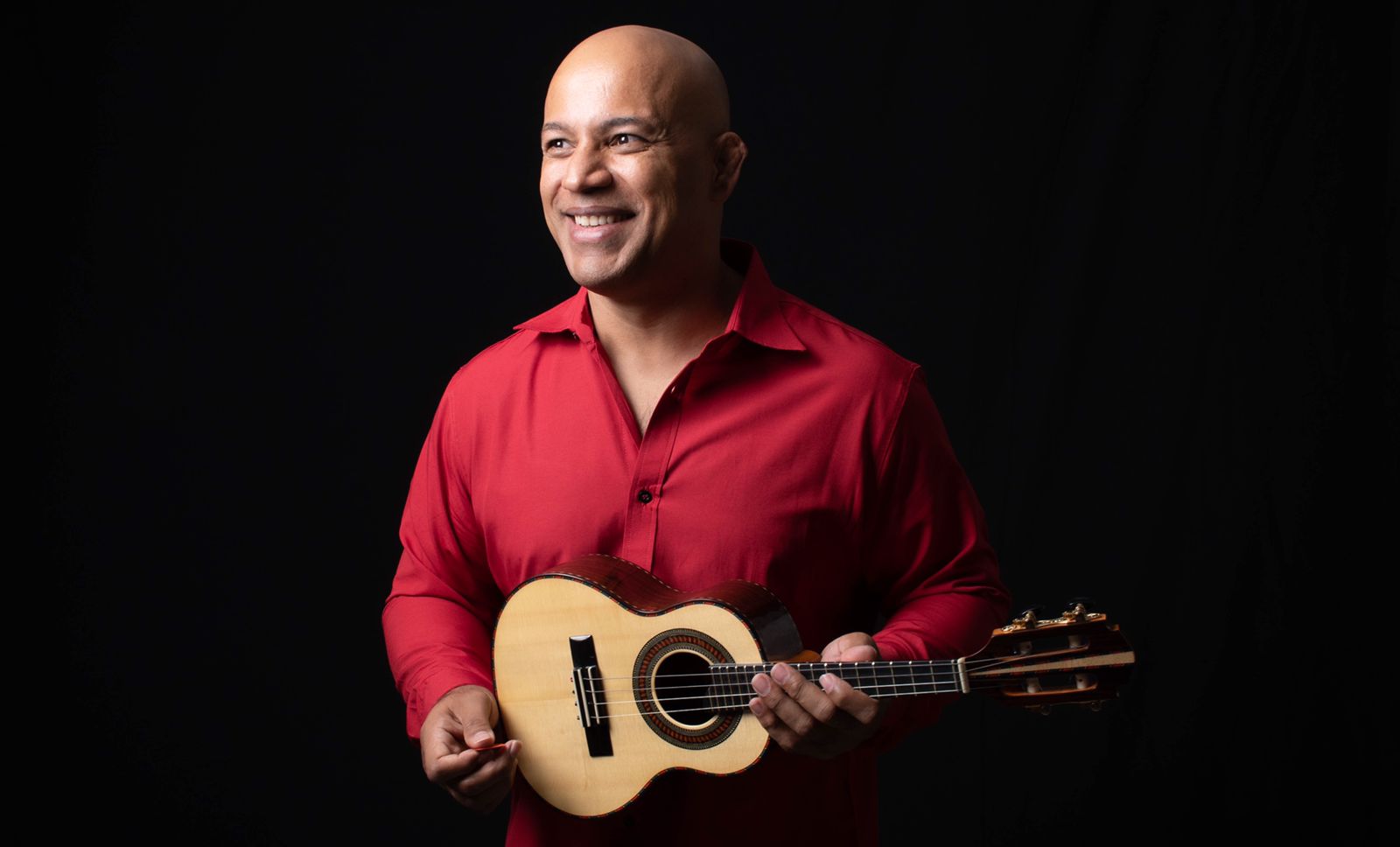 O músico Fernando comanda o encontro de sambistas em Goiânia