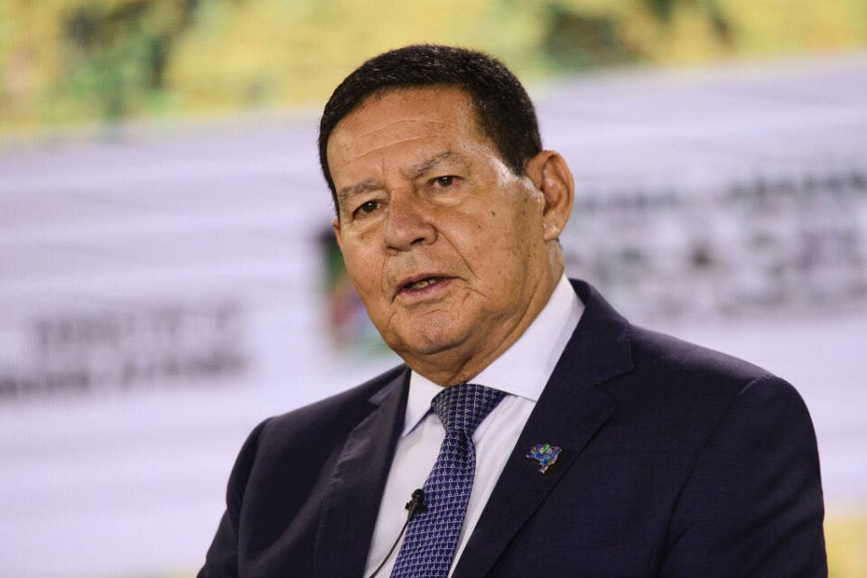 'Falhou feio' diz Mourão ao critica Pedro Guimarães por acusações de assédio