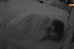 Câmeras flagraram movimentação e respiração ofegante. BBB 22: Maria e Eliezer vão para debaixo do edredom enquanto brothers dormem; vídeo sexo