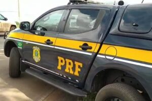 PRF flagra motorista embriagado com filho de 14 anos na BR-040, em Luziânia (Foto: PRF - Divulgação)