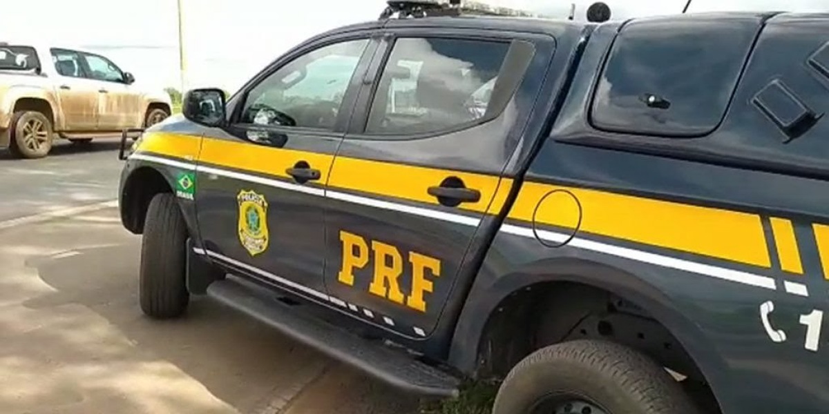 PRF flagra motorista embriagado com filho de 14 anos na BR-040, em Luziânia (Foto: PRF - Divulgação)