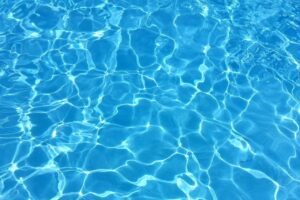 Um menino de 2 anos morreu, na manhã deste sábado (26), após se afogar na piscina de uma residência no Bairro Pio Gomes, em Catalão. (Foto ilustrativa: reprodução/Isto É)