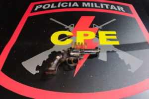 O homem suspeito de matar uma idosa de 59 anos e a neta dela, de apenas 9, na cidade de Jataí morreu em confronto com a Polícia Militar (PM), na manhã desta quarta-feira (16). A troca de tiros aconteceu no município Doverlândia, Oeste de Goiás.