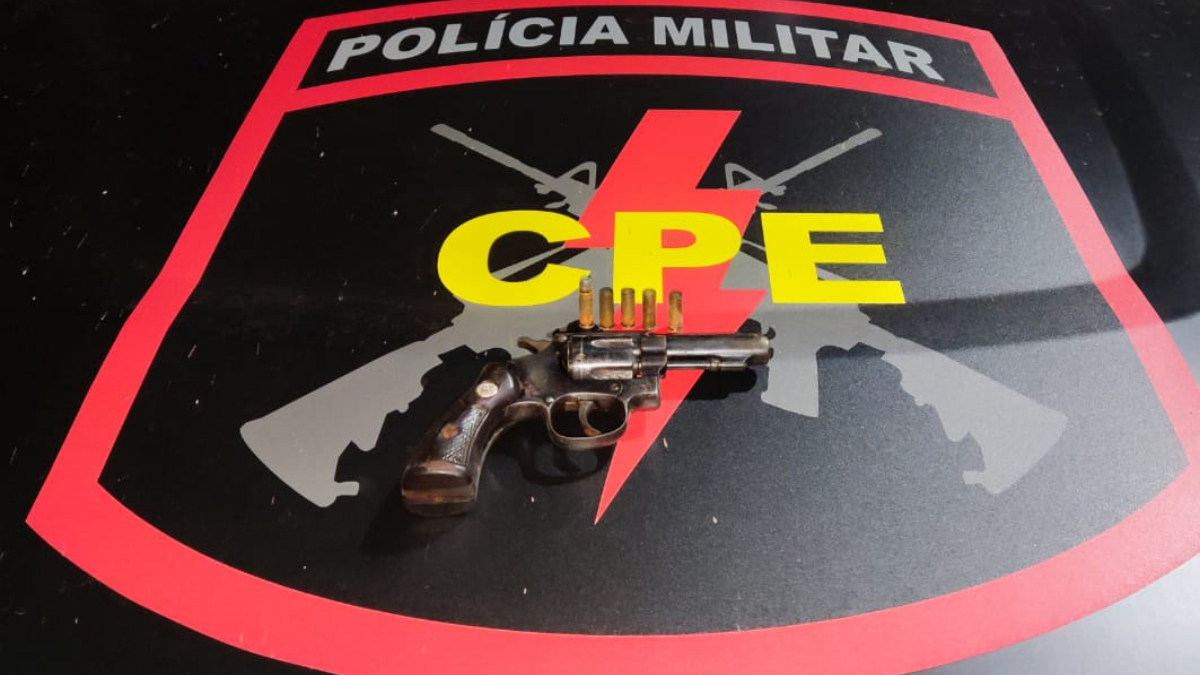 O homem suspeito de matar uma idosa de 59 anos e a neta dela, de apenas 9, na cidade de Jataí morreu em confronto com a Polícia Militar (PM), na manhã desta quarta-feira (16). A troca de tiros aconteceu no município Doverlândia, Oeste de Goiás.