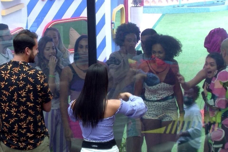 Casa de Vidro foi implantada na manhã desta 6ª; assista. BBB 22: Larissa e Eslovênia já se conheciam e revelam amiga em comum