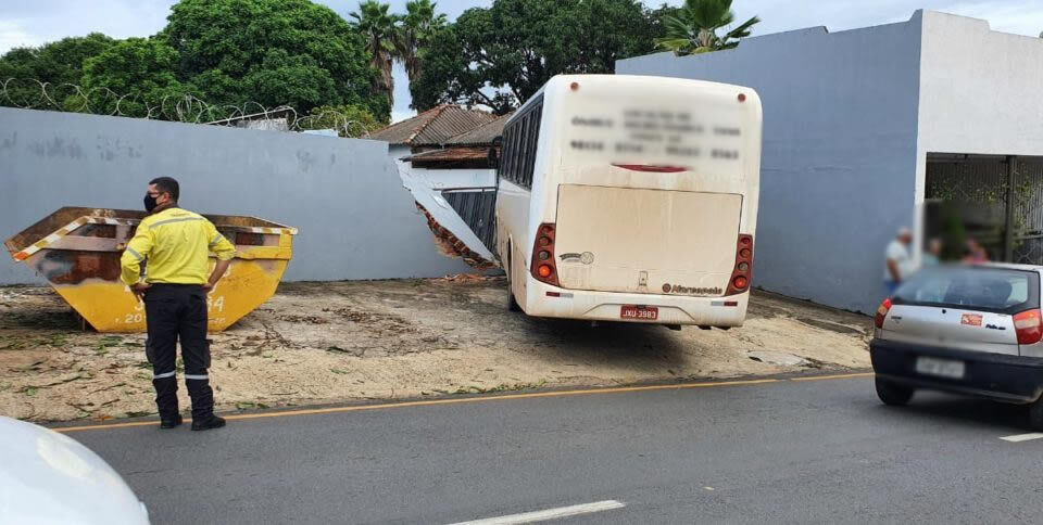 Ônibus perde freio e atinge portão de residência em Catalão