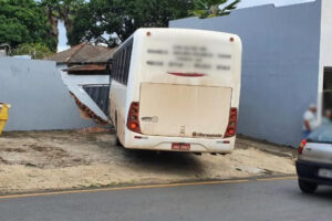 Ônibus perde freio e atinge portão de residência em Catalão