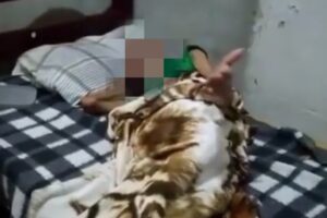 A Polícia Militar (PM) resgatou um idoso de 97 anos que estava acamado e trancado dentro de uma casa, na cidade de Trindade. O salvamento aconteceu no domingo (27), depois que vizinhos ouviram pedidos de socorro. O homem tinha apenas bolachas de água e sal para se alimentar. A Polícia Civil investiga o caso, mas ainda não encontrou nenhum familiar do homem.