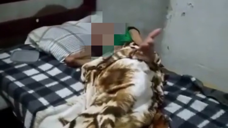 A Polícia Militar (PM) resgatou um idoso de 97 anos que estava acamado e trancado dentro de uma casa, na cidade de Trindade. O salvamento aconteceu no domingo (27), depois que vizinhos ouviram pedidos de socorro. O homem tinha apenas bolachas de água e sal para se alimentar. A Polícia Civil investiga o caso, mas ainda não encontrou nenhum familiar do homem.