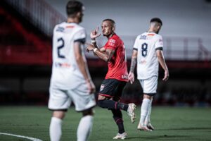 Léo Pereira comemorando contra a Aparecidense