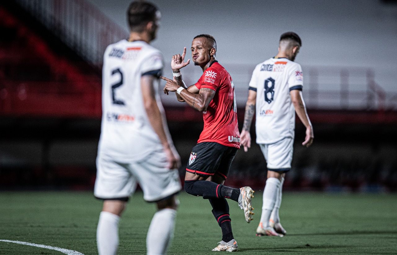 Léo Pereira comemorando contra a Aparecidense