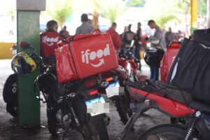 Justiça manda iFood reconhecer vínculo com entregadores e pagar indenização milionária