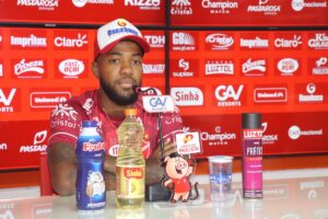 Victor Andrade em coletiva pelo Vila Nova