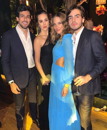 Filhos de Faustão posam com respectivos pares em festa; veja fotos