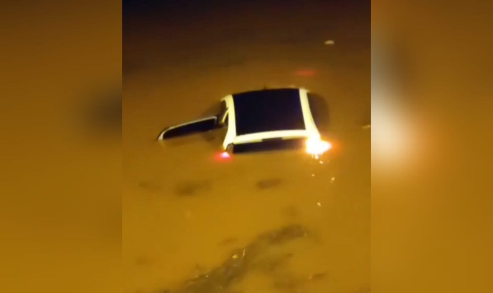 Dois carros ficaram submersos após alagamento na GO-070, em Goianira. O caso ocorreu na madrugada desta quinta-feira (17). (Foto: reprodução)