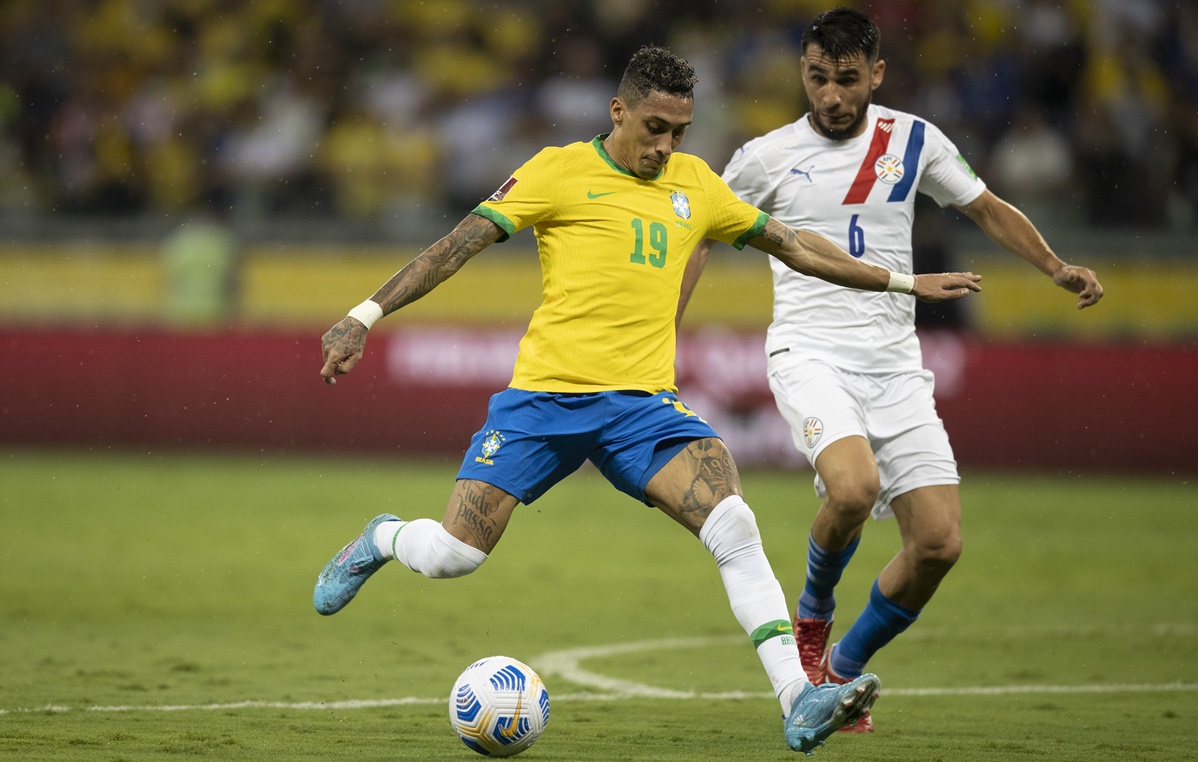 Raphinha no jogo contra o Paraguai pela seleção brasileira