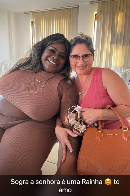 Artista apareceu com a sogra e detalhe chamou atenção dos internautas. Jojo Todynho grávida? foto da cantora aumenta rumores de gestação