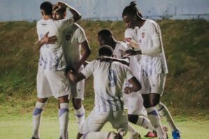 Elenco do Grêmio Anápolis comemorando gol