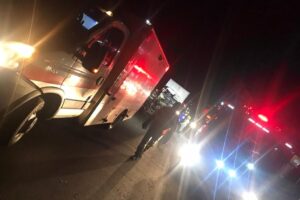 Acidente envolvendo dois caminhões na BR-060 deixa duas vítimas presas às ferragens, em Terezópolis-GO.