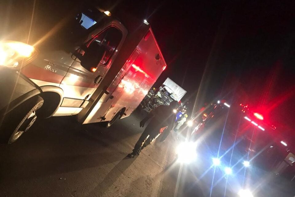 Acidente envolvendo dois caminhões na BR-060 deixa duas vítimas presas às ferragens, em Terezópolis-GO.